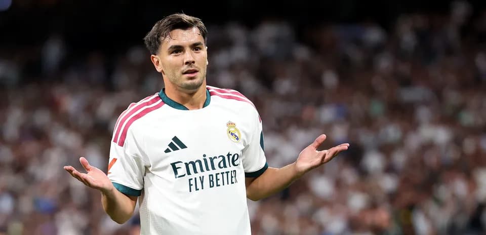 Jugador de Real Madrid con manos levantadas en el campo