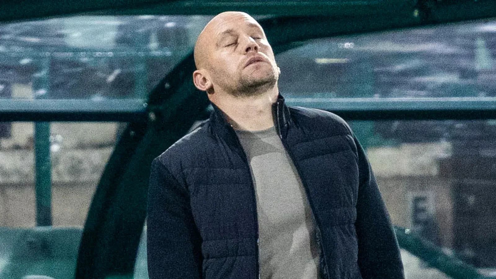 Entrenador en la banca con expresión de frustración