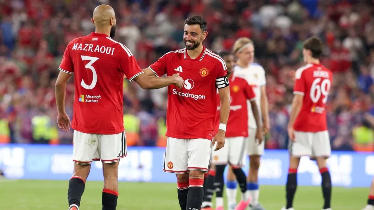Jugadores de Manchester United celebrando en el campo