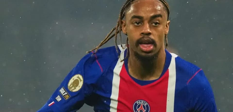 Jugador de PSG corriendo durante un partido