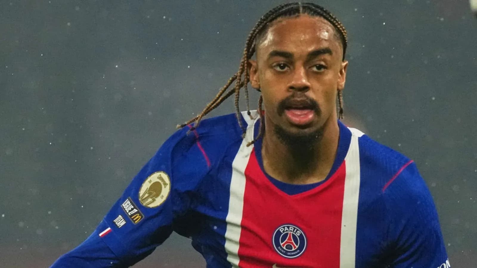 Jugador de PSG corriendo durante un partido