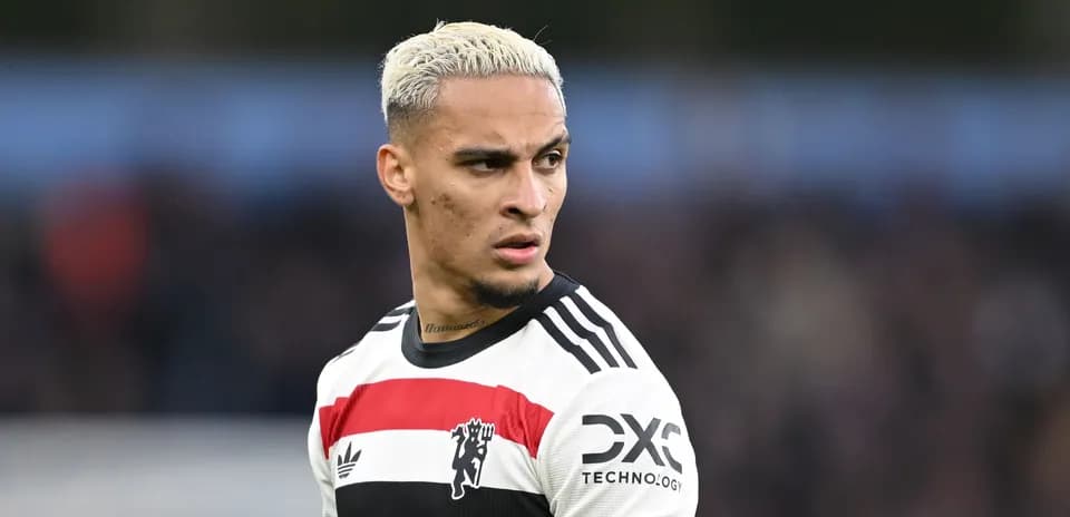 Jugador de fútbol con camiseta de Manchester United en acción