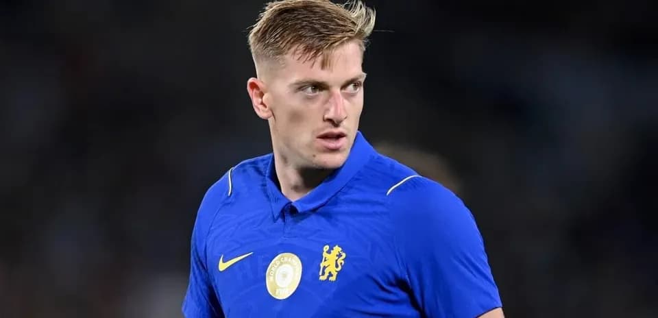 Jugador de fútbol en uniforme azul de Chelsea