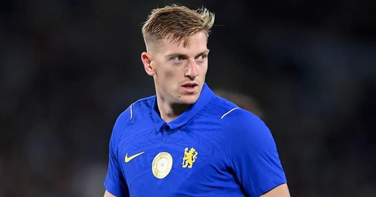 Jugador de fútbol en uniforme azul de Chelsea