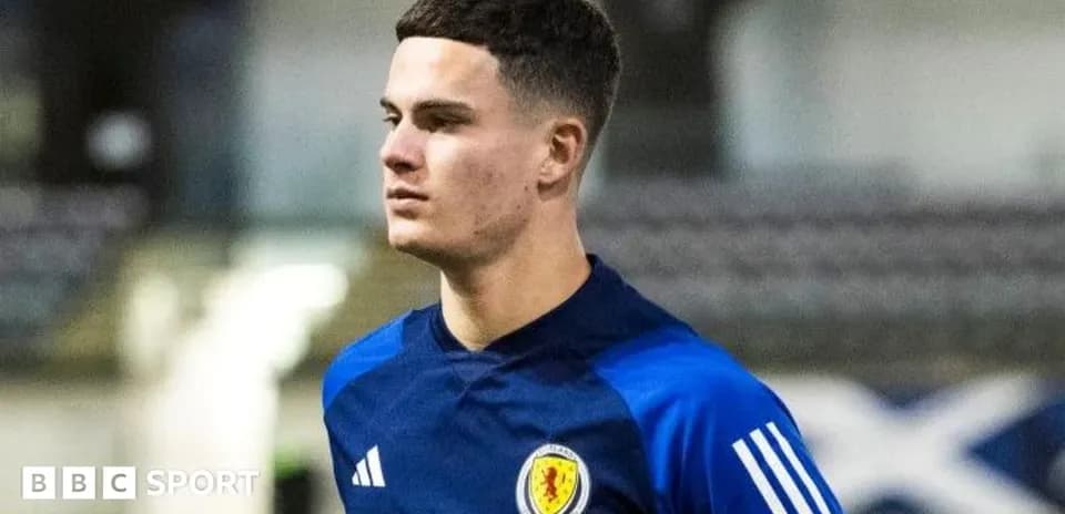 Jugador de fútbol entrenando con camiseta de Escocia