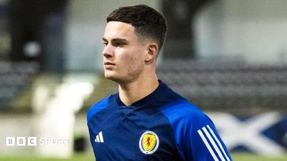 Jugador de fútbol entrenando con camiseta de Escocia