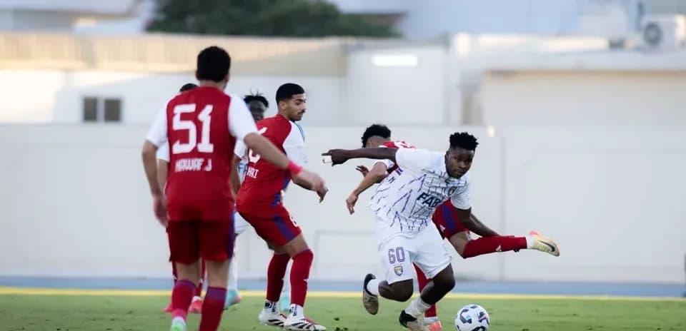 Jugador de Al Ain U23 persigue el balón
