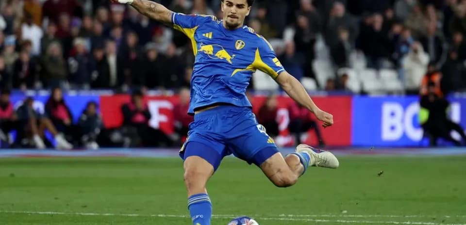 Jugador de Leeds United pateando el balón en el campo