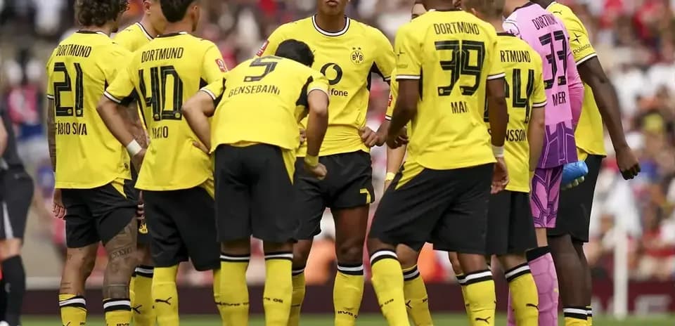 Jugadores del Borussia Dortmund en reunión en el campo
