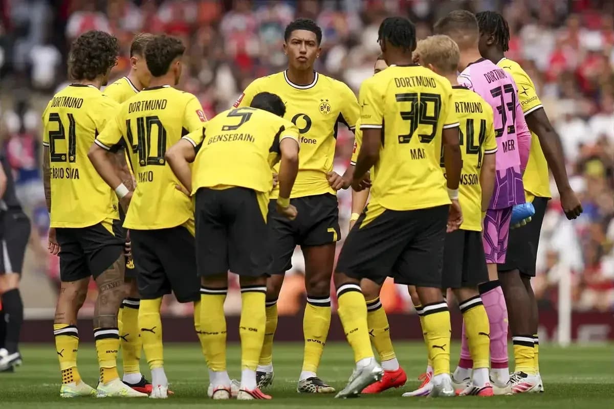 Jugadores del Borussia Dortmund en reunión en el campo