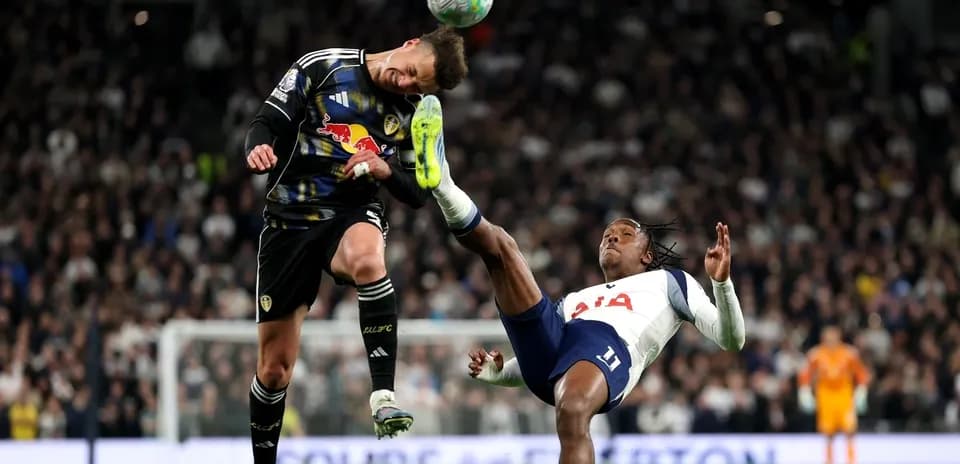 Portero de Leeds salta para despejar balón en partido
