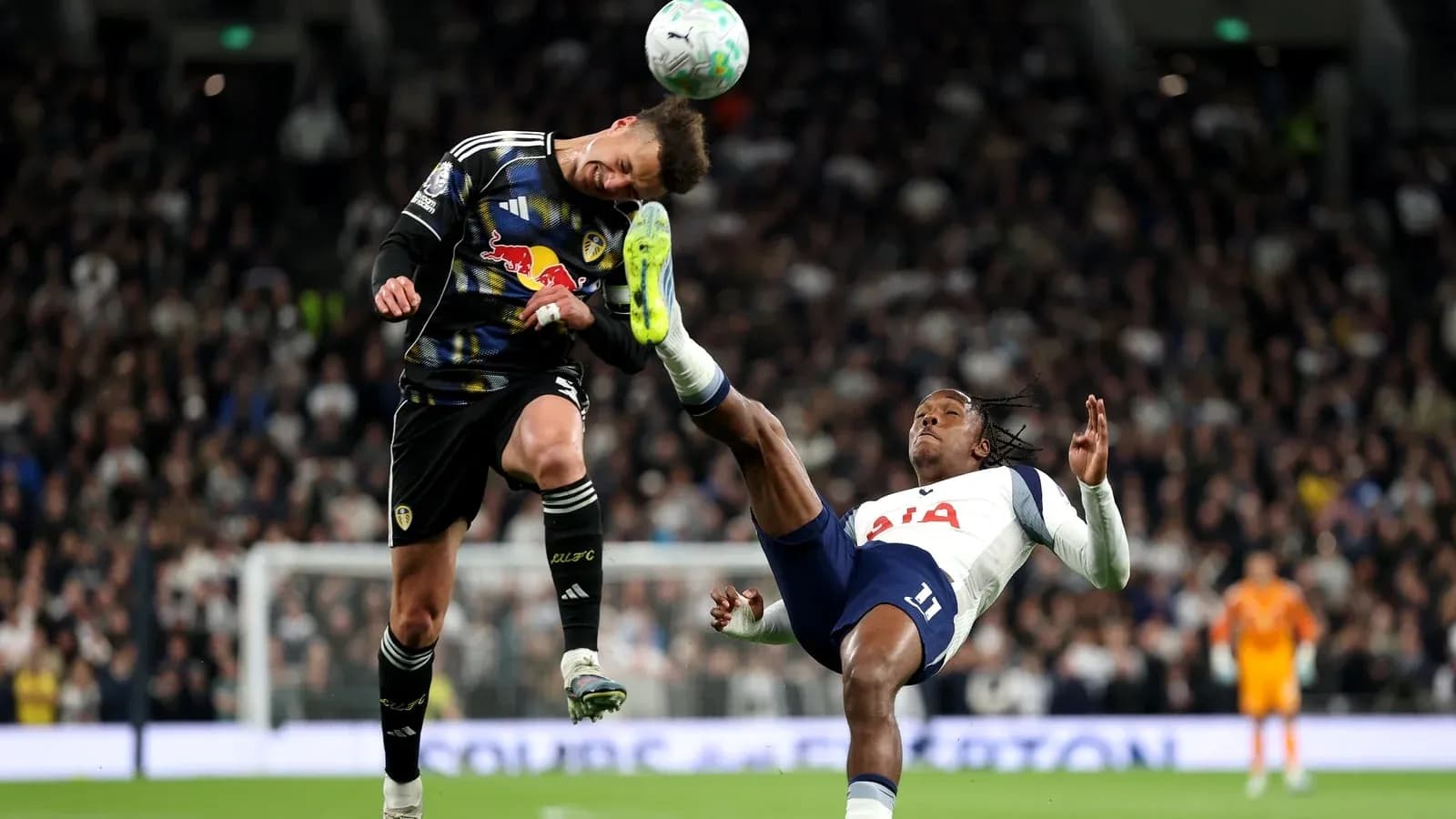 Portero de Leeds salta para despejar balón en partido