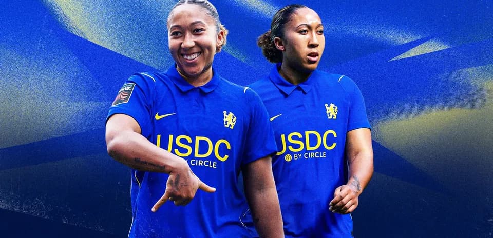 Jugadora de Chelsea en camiseta azul posando para foto