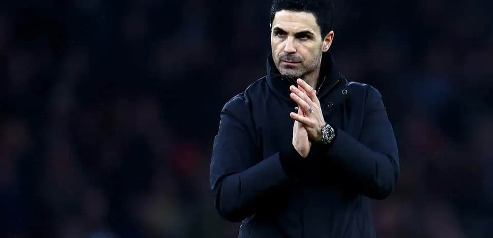 Entrenador aplaudiendo en el campo durante el partido