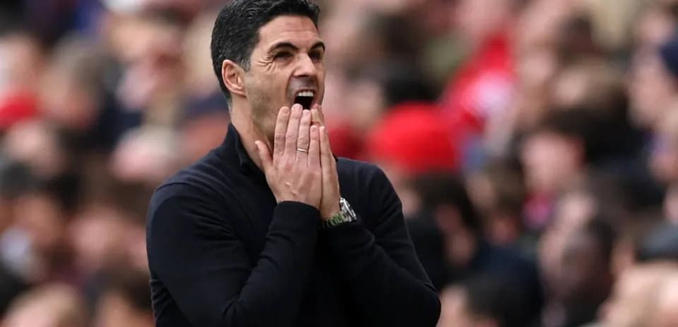 Entrenador gesticulando en el banquillo durante el partido