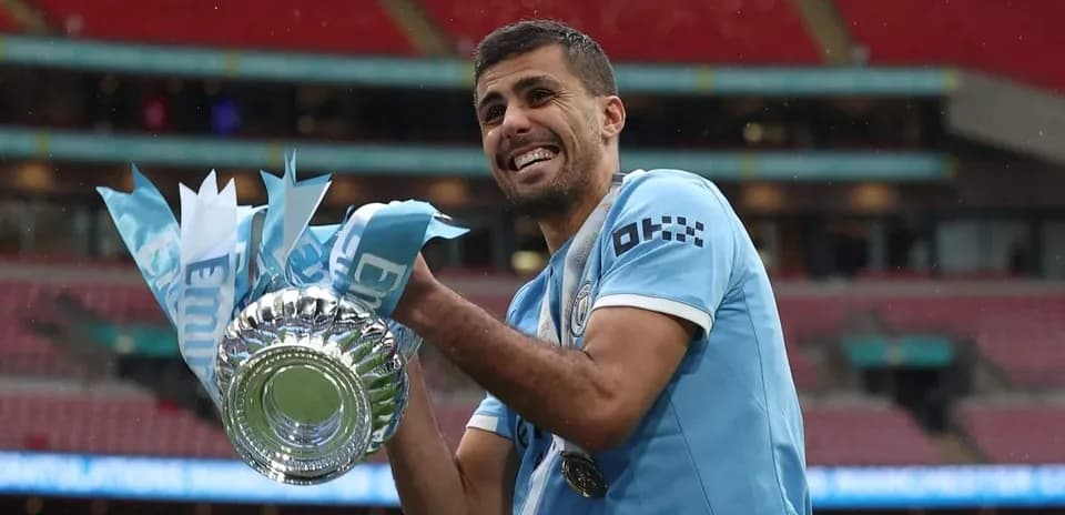 Jugador de Manchester City sosteniendo el trofeo en Wembley