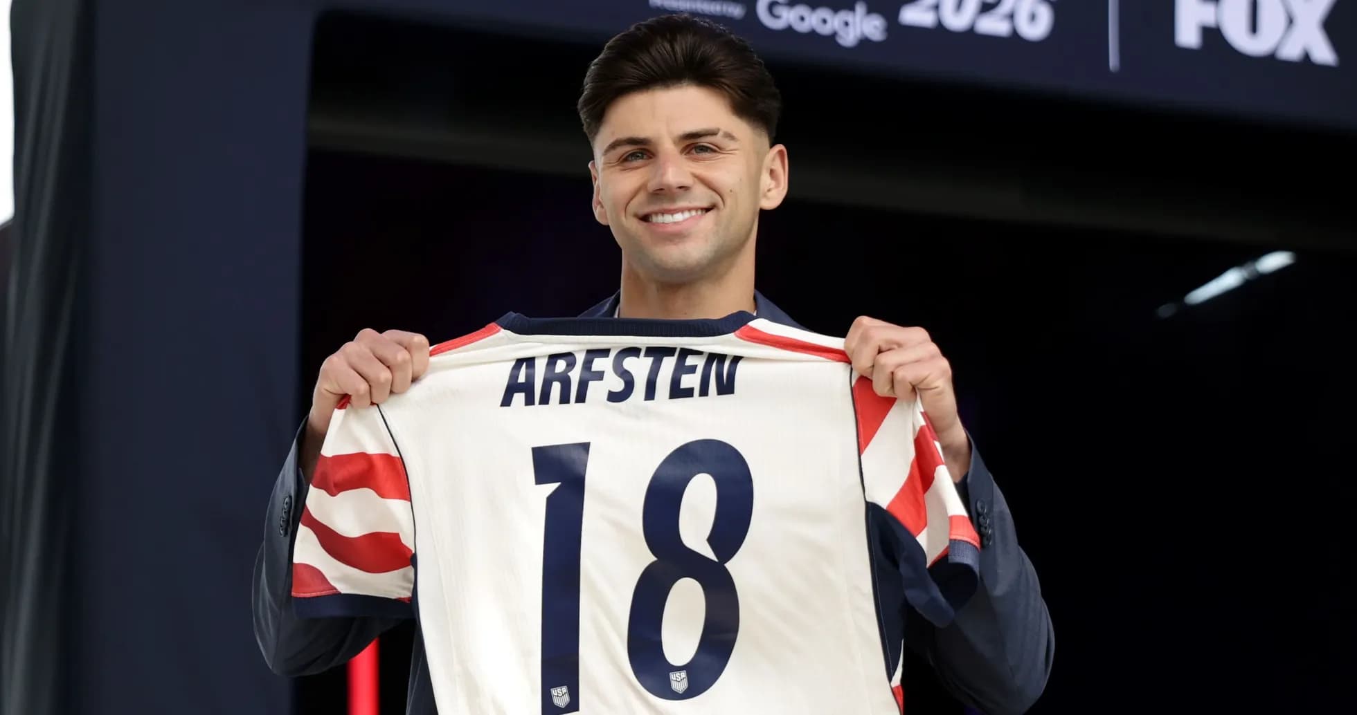 Jugador mostrando camiseta con el número 18