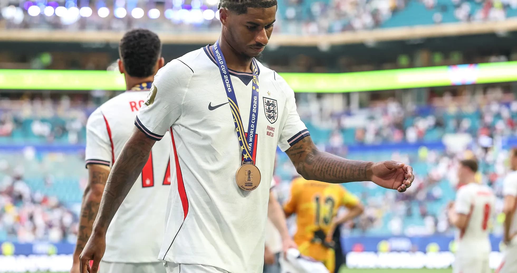 Jugador saliendo del campo con medalla tras partido