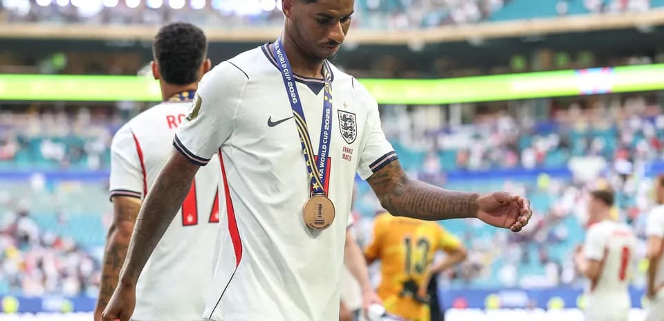 Jugador saliendo del campo con medalla tras partido