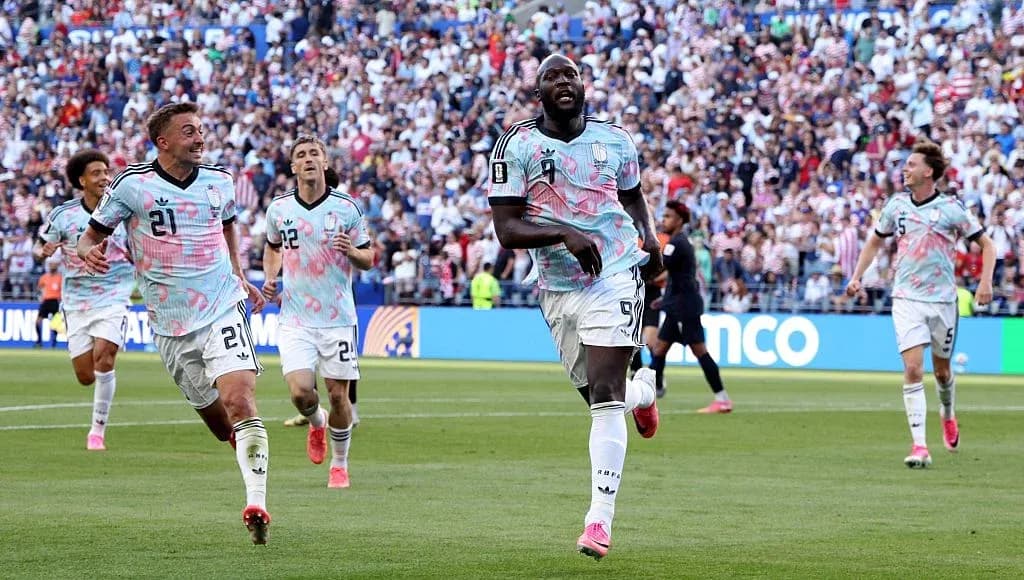 Jugadores celebrando un gol durante el partido