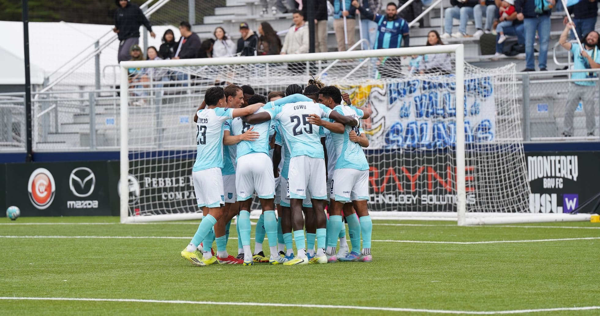 Equipo celebrando un gol en el partido