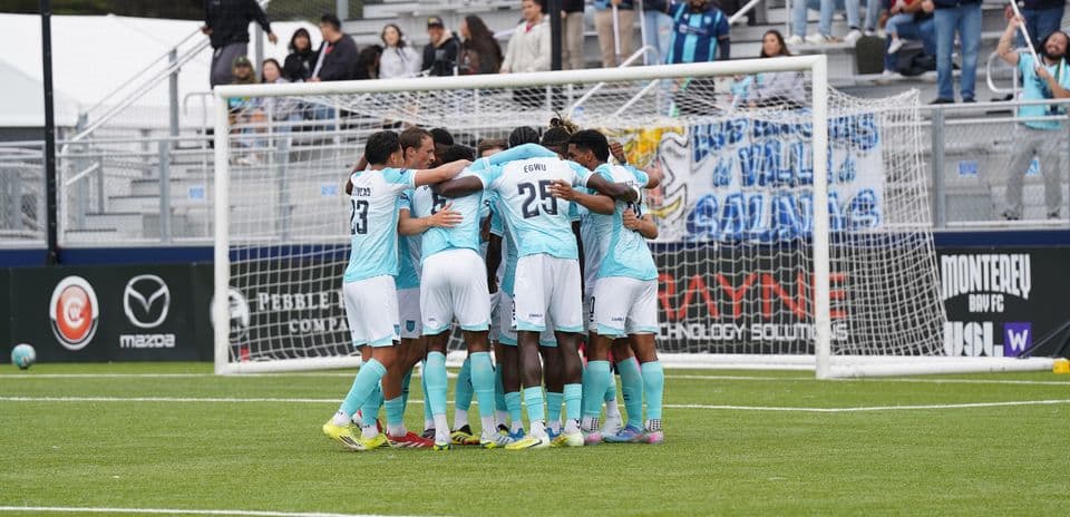 Equipo celebrando un gol en el partido