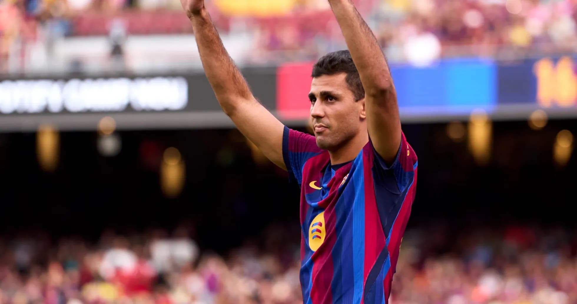 Jugador de Barcelona levantando las manos en el campo