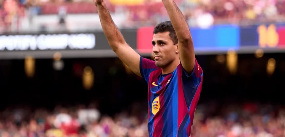Jugador de Barcelona levantando las manos en el campo