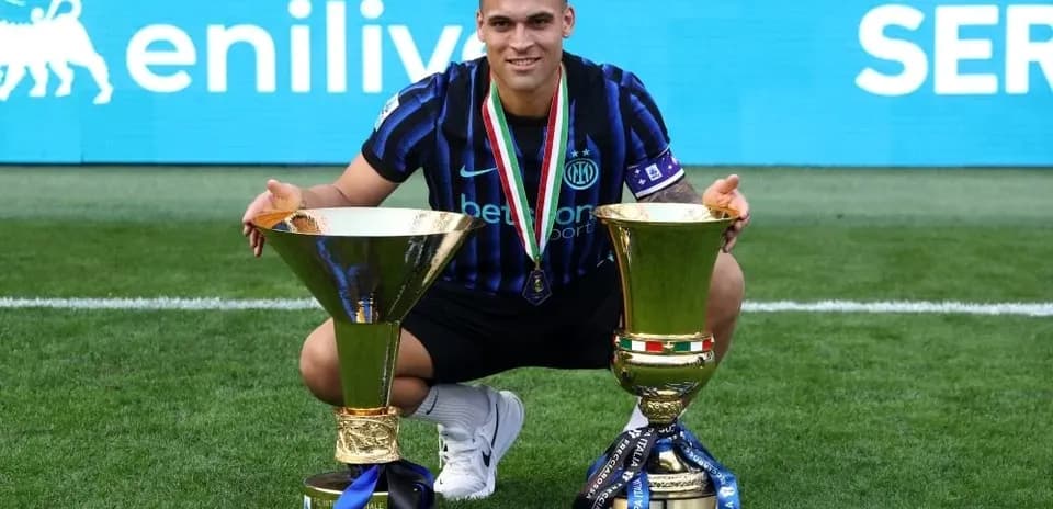Jugador de Inter con trofeos de campeonato