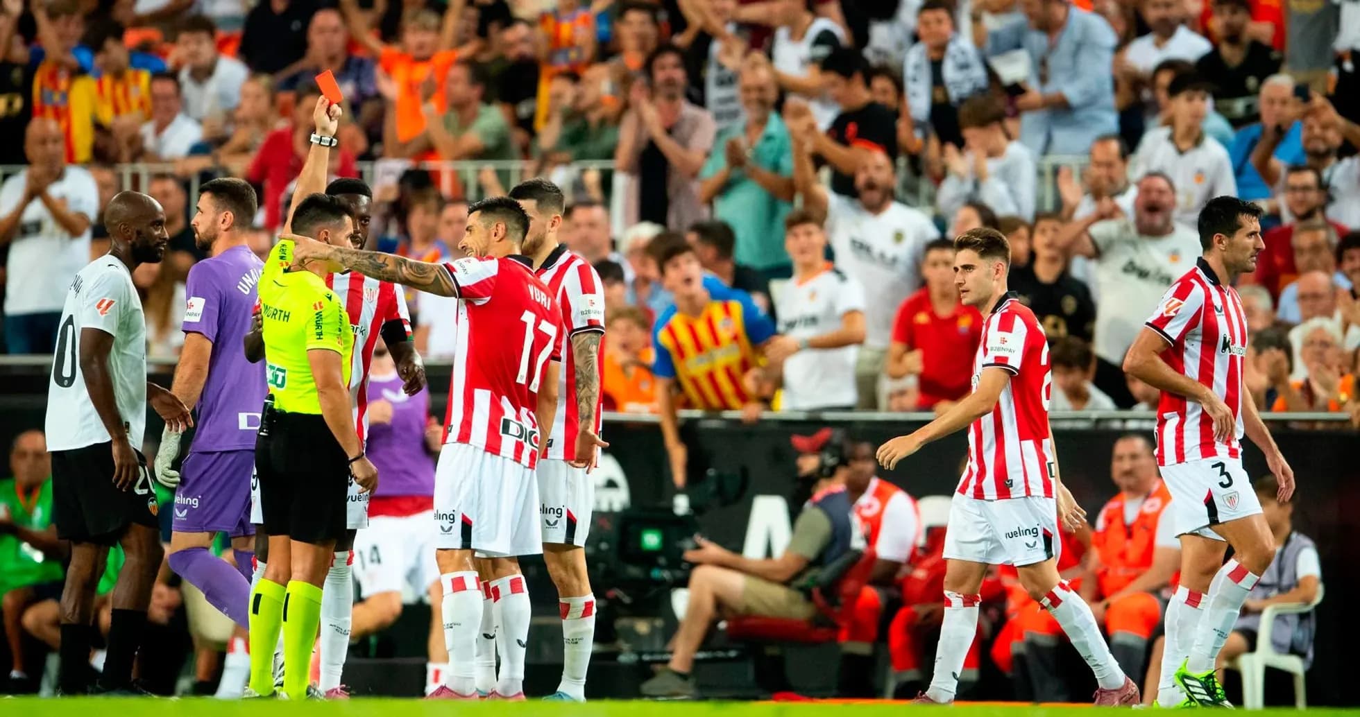 Jugador de Athletic Club recibe tarjeta roja