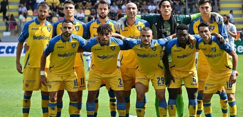 Equipo de Frosinone posando en el campo