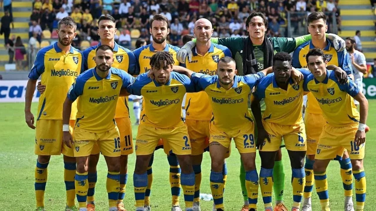 Equipo de Frosinone posando en el campo
