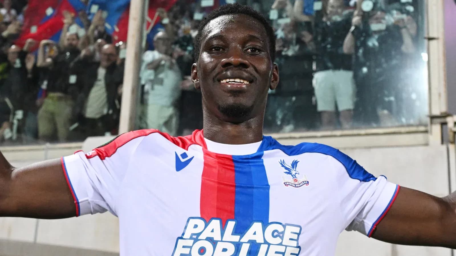 Jugador de Crystal Palace celebrando con aficionados