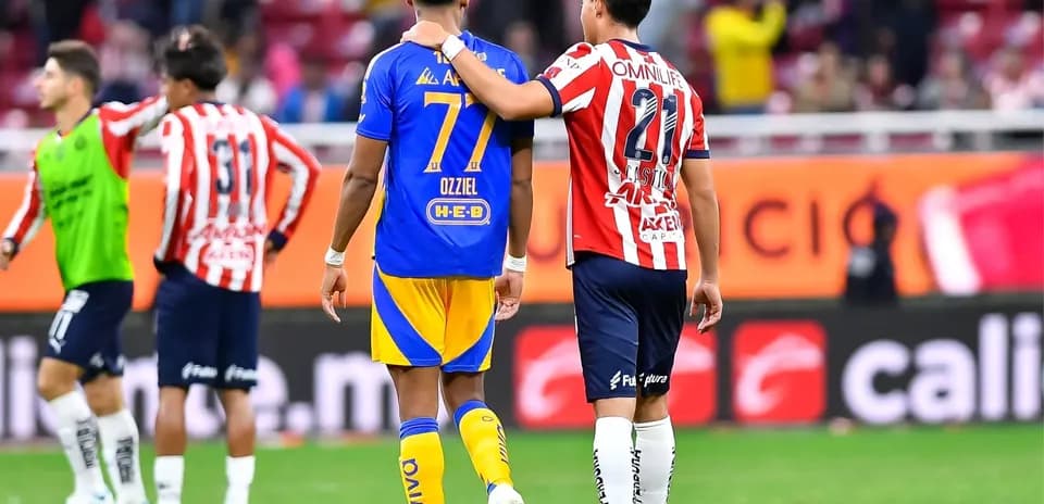 Jugadores de Chivas y Tigres en el campo