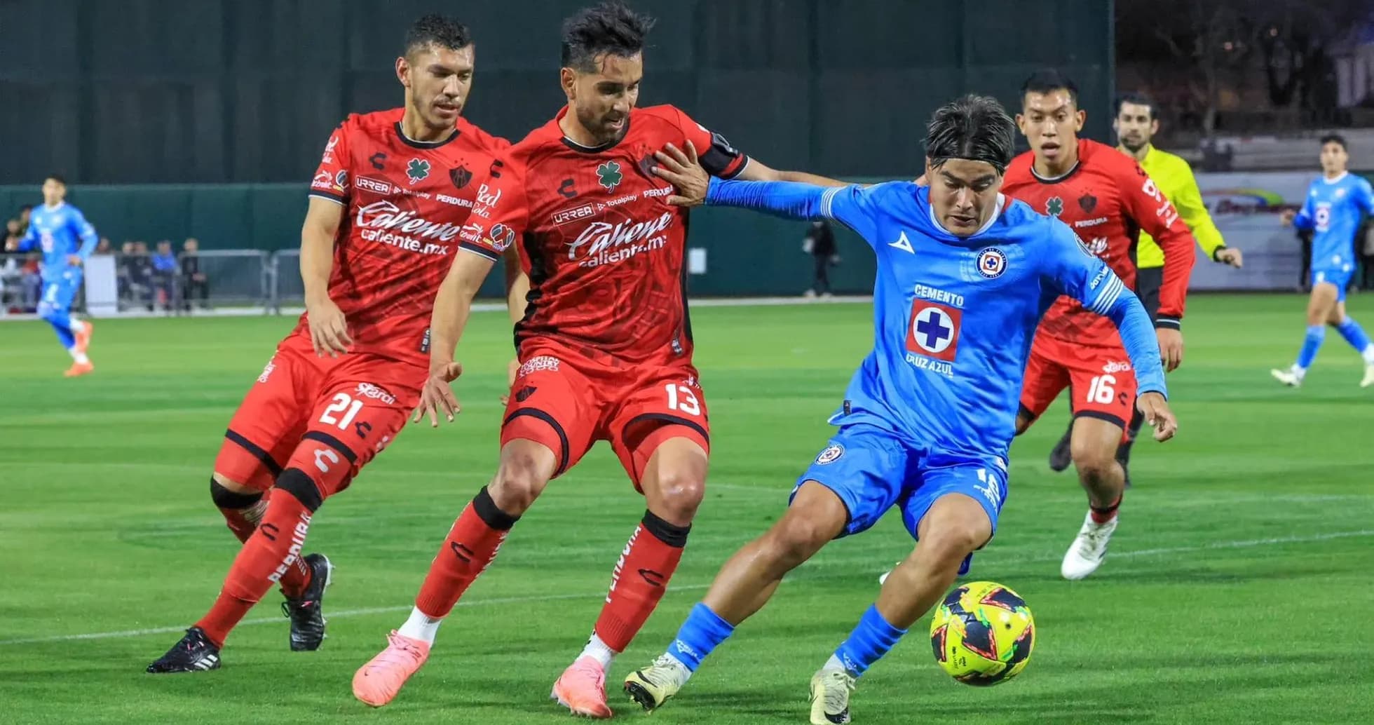 Jugador de Cruz Azul luchando por el balón