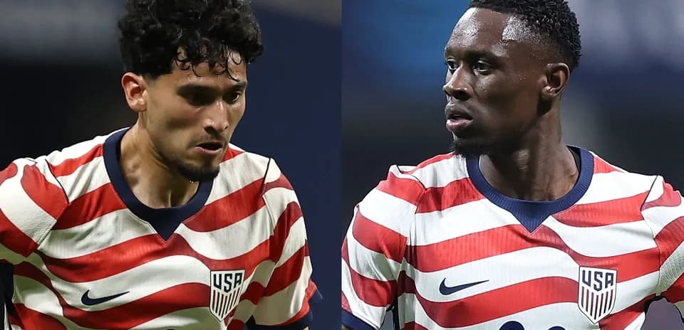 Dos jugadores de Estados Unidos en acción durante partido