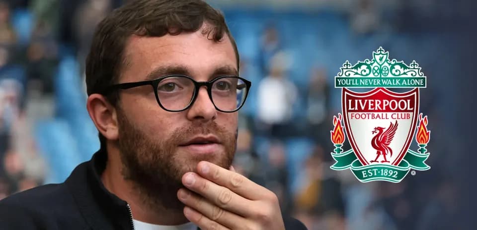 Hombre pensativo con logo de Liverpool de fondo