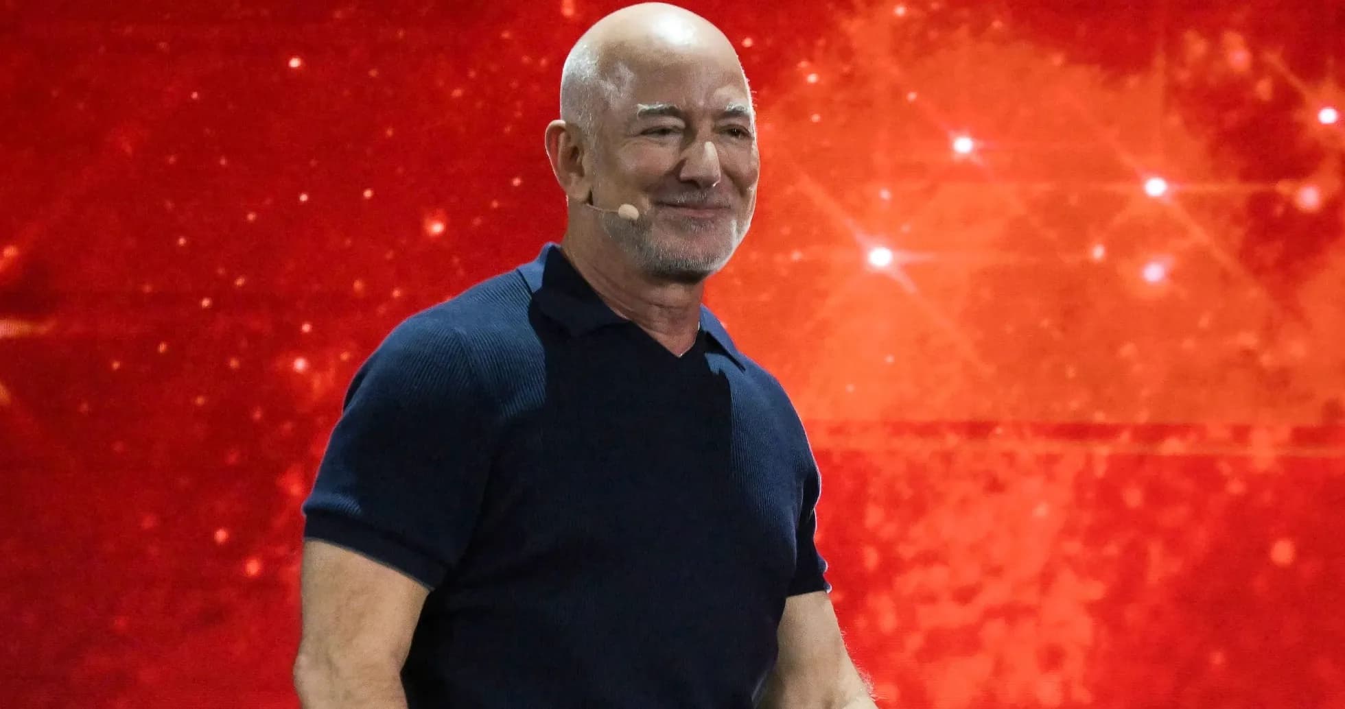 Hombre en escenario con fondo rojo iluminado