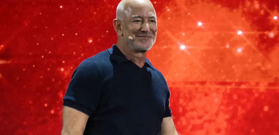 Hombre en escenario con fondo rojo iluminado