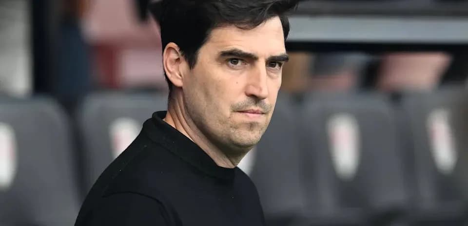 Entrenador observando desde la línea de banda
