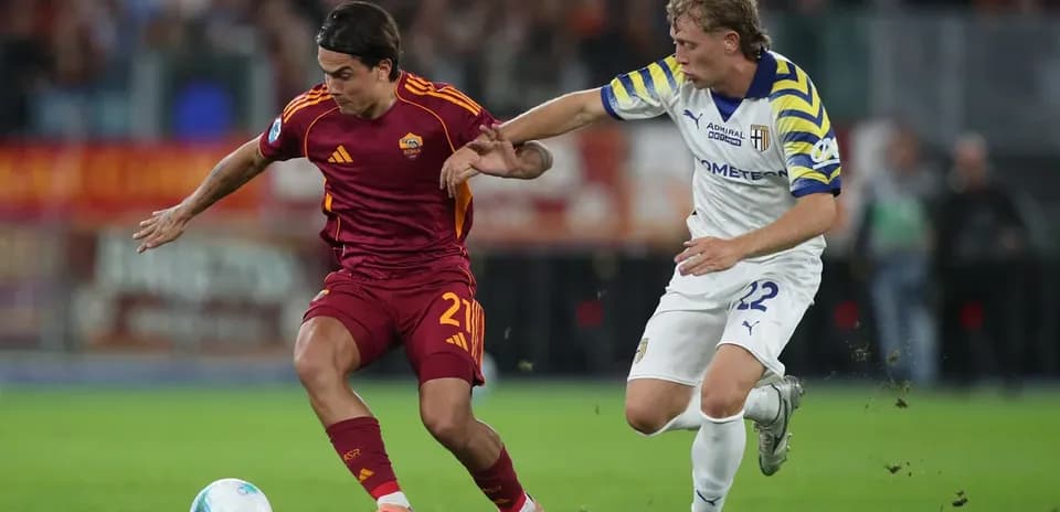 Un jugador de la Roma driblando a un jugador de Parma