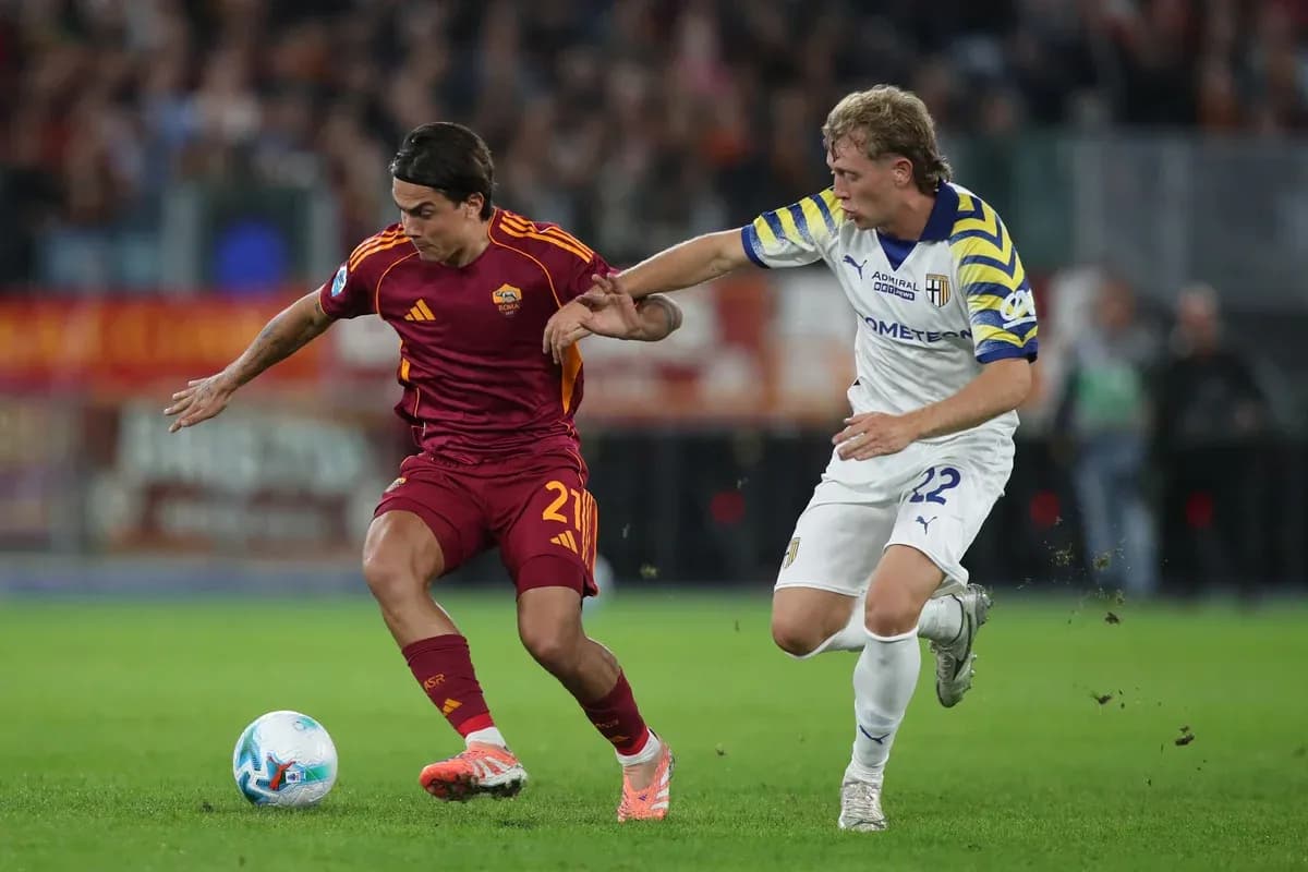 Un jugador de la Roma driblando a un jugador de Parma