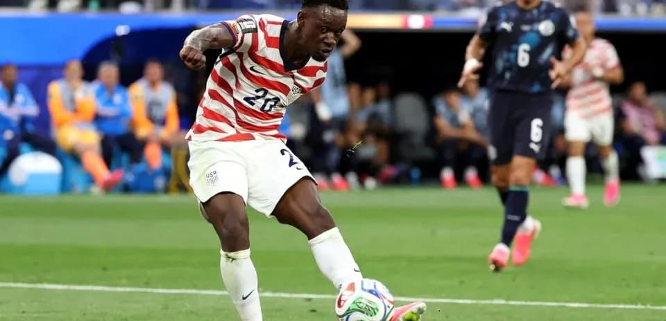 Jugador de Estados Unidos controla el balón durante partido