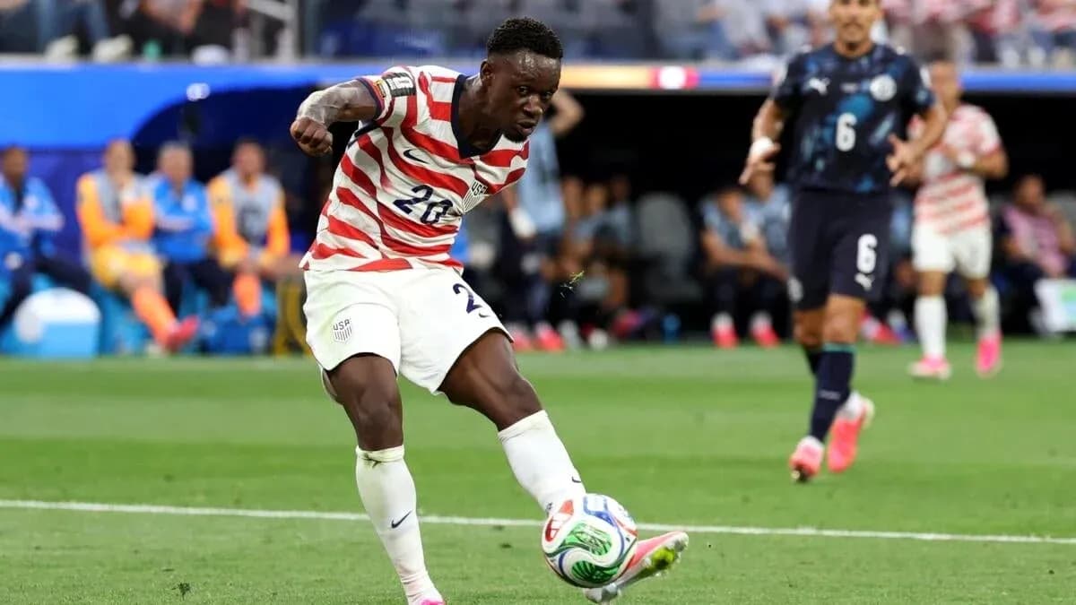Jugador de Estados Unidos controla el balón durante partido