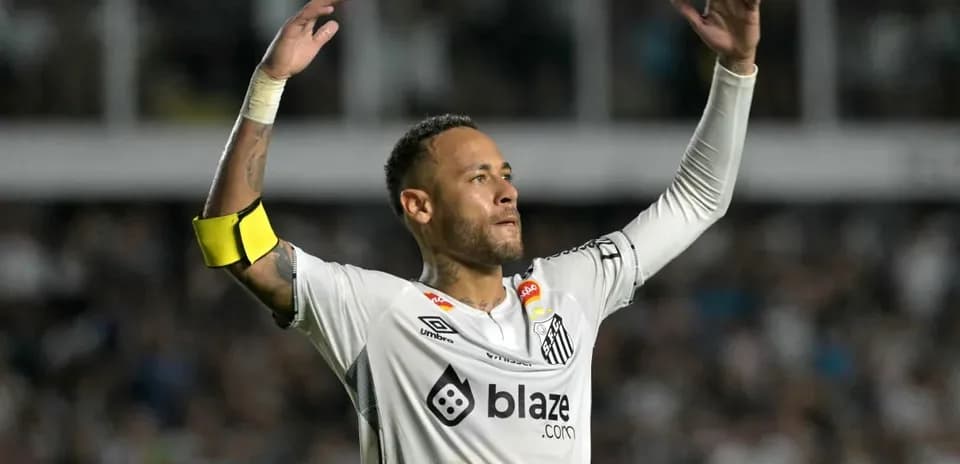 Jugador celebrando con brazos levantados en el campo