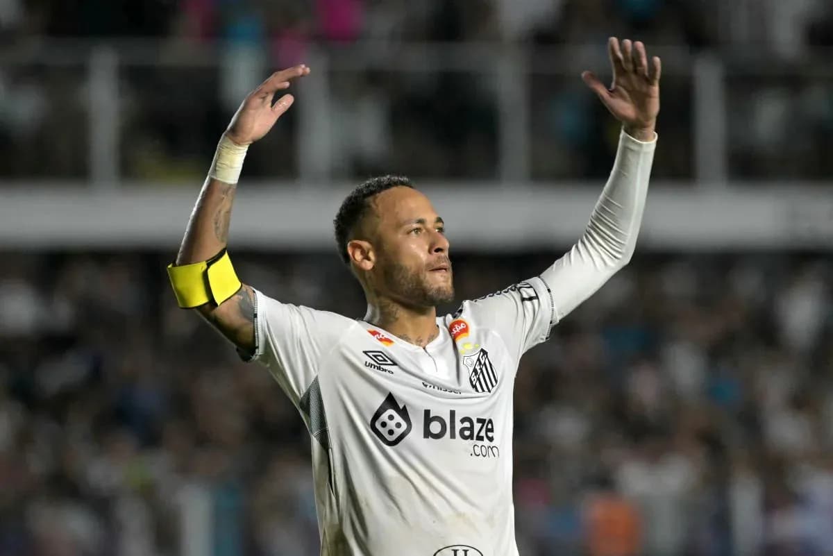 Jugador celebrando con brazos levantados en el campo