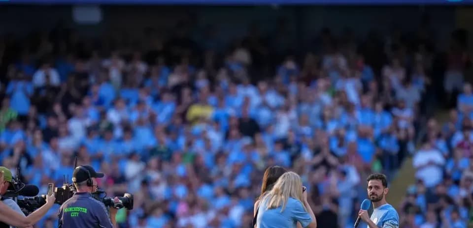 Bernardo siendo homenajeado frente a la afición