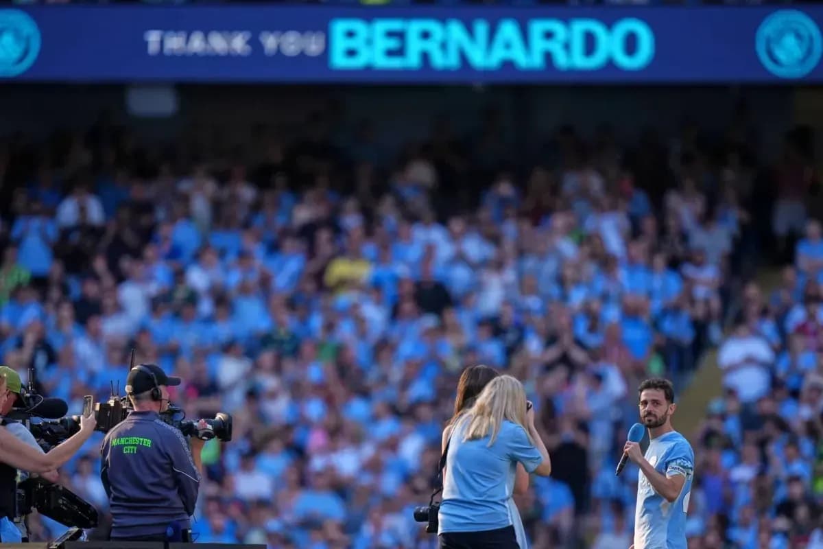 Bernardo siendo homenajeado frente a la afición