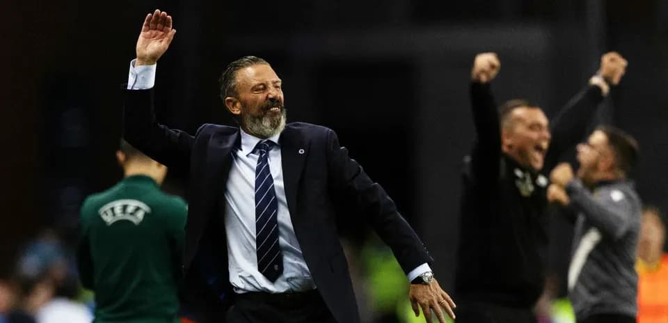 Entrenador celebrando con alegría tras victoria