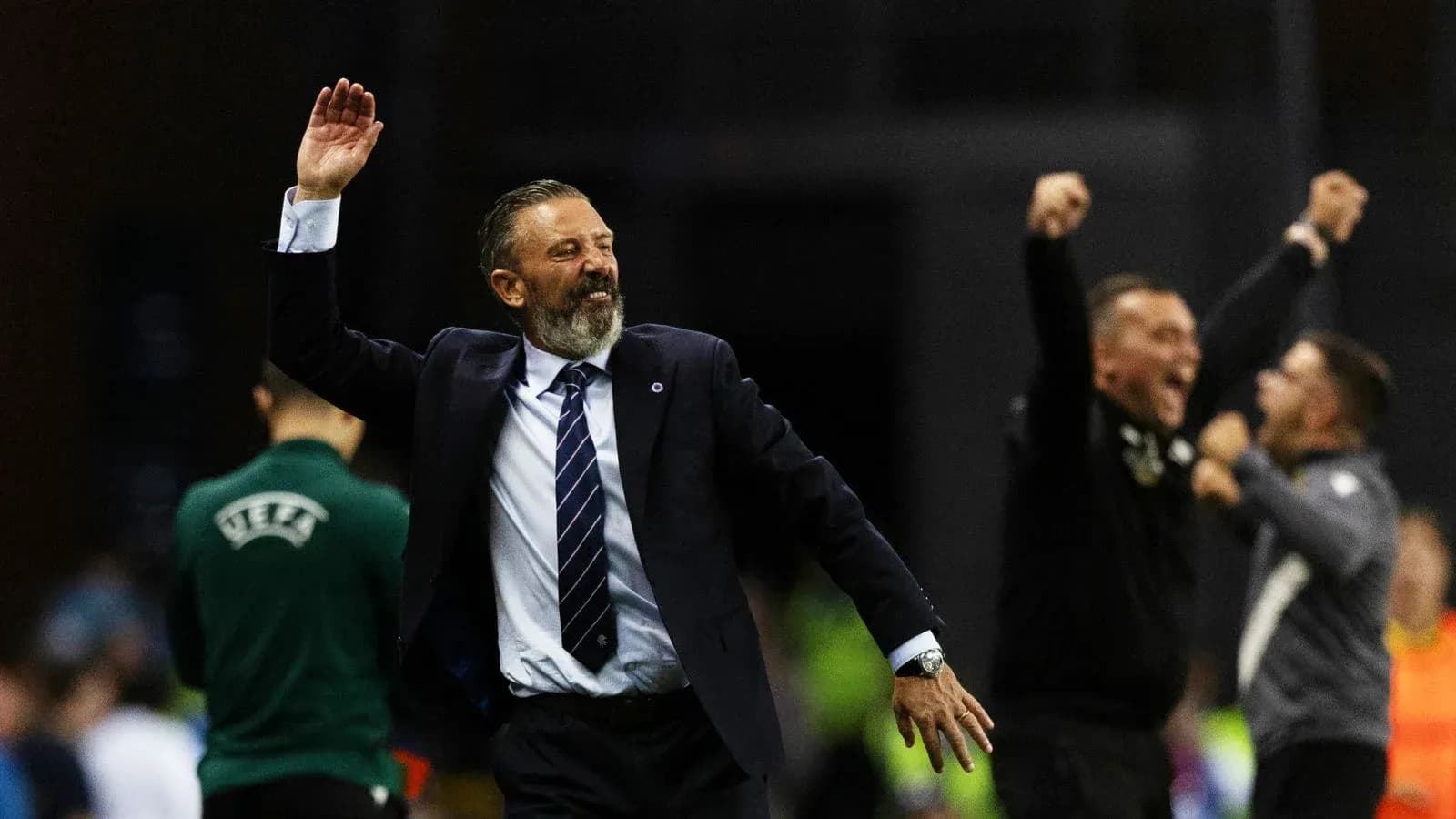 Entrenador celebrando con alegría tras victoria